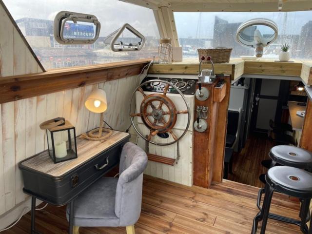 Exceptionnel Bateau Maison Reine Mathilde Ouistreham Exterior photo